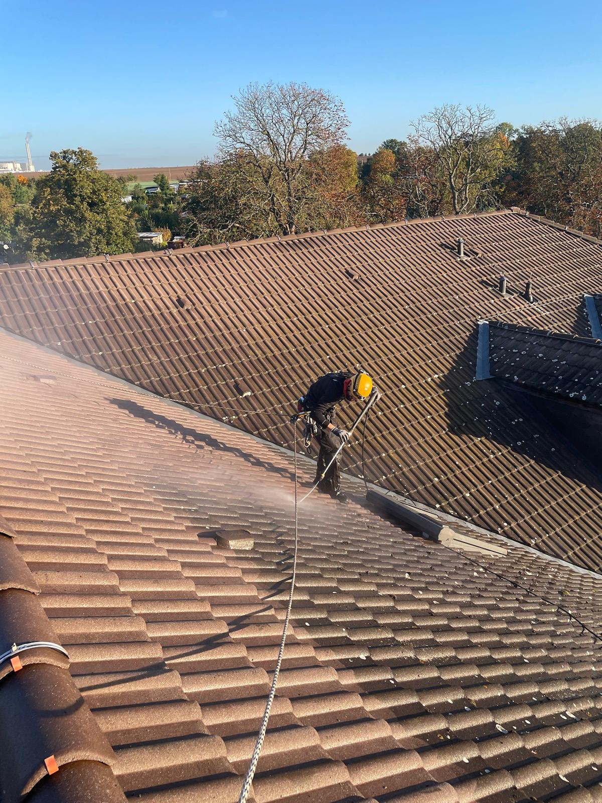 Industriekletterer bei Montagearbeiten und Fassadenwartung